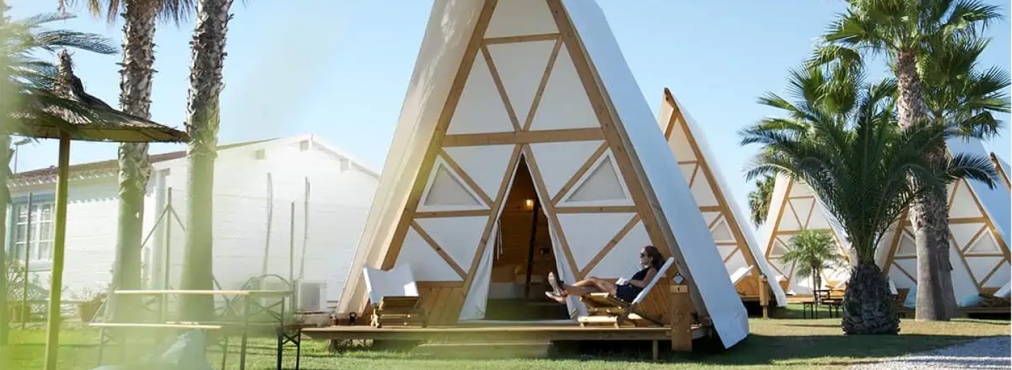 Tiendas glamping en alicante, experiencia glamping cerca del mar en camping confortable. Tiendas Kampaoh