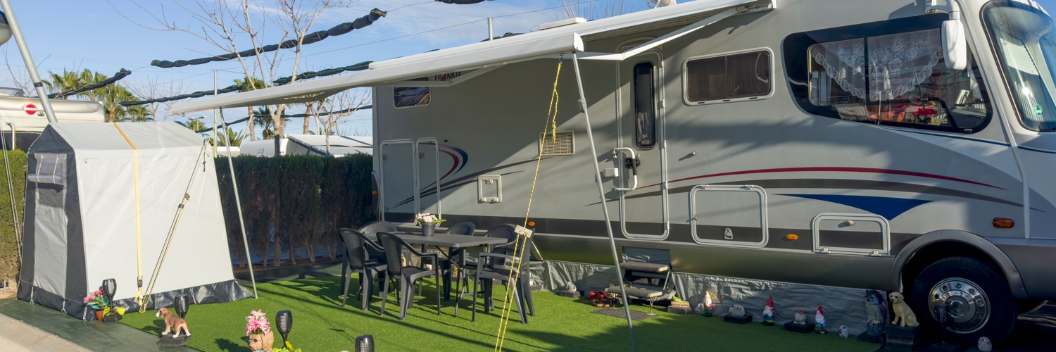 Parcela grande para autocaravana junto a la playa, en Alicante, en camping Lo Monte